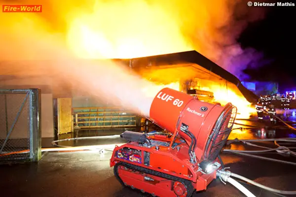 Vbg Drei verletzte FwLeute bei MöbelhausGroßbrand in Weiler