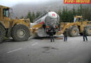 Mutter und Kind unter Lkw eingeklemmt