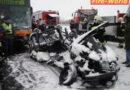 Pkw zwischen Baum eingekeilt und tödlicher Unfall mit Bus