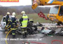 Pkw unter Kranfahrzeug zermalmt