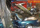Unfall mit eingeklemmter Person – Pkw von Baum begraben