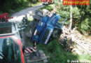 Straße brach unter Holztransporter weg