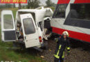 Kleinbus von Zug gerammt – 1 Tote!
