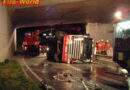 Kran von Lkw stürzte auf Pkw