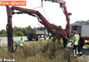 Kran bei Brücke von Lkw gerissen