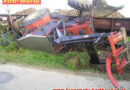 Traktor von Güterzug gerammt