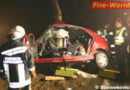 Pkw bei Unfall um Baum gewickelt