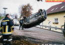 Pkw stürzte in Baukünette