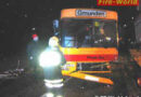 Pkw frontal gegen Postbus geprallt