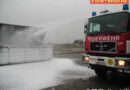 Schaumeinsatz bei Lkw-Containerbrand