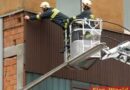 Oö: Drehleitereinsatz – Sturm löste Fassade ab