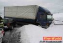 Oö: Person nach seitlicher Kollision mit Lkw eingeklemmt