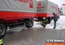 Oö: Lkw-Zug steckte in Schneehaufen fest