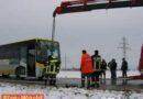 Nö: Pkw kollidierte auf glatter Fahrbahn mit Postbus