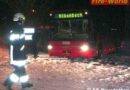 Nö: Autobusbergung auf glatter Fahrbahn