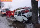 Nö: Mit Pkw gegen Baum geprallt und im Fahrzeug eingeklemmt