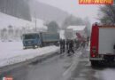 Nö: Lkw landete im Straßengraben – 2 Feuerwehr im Bergungseinsatz