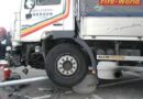 Nö: Ungewöhnliche Lkw-Bergung – Fahrzeug saß auf Laternensockel auf