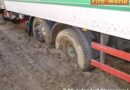 Stmk: Lkw-Zug steckte im Morast