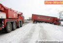 Nö: Sattelschlepper-Bergung auf Schneefahrbahn