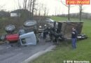 Nö: In Kurve mit Traktor und Anhänger überschlagen