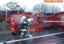 Nö: Lkw-Anhänger mit Metallteilen umgestürzt