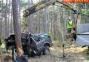 Nö: Gegen Baum geprallt, eingeklemmt und getötet