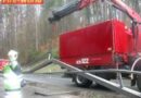 Oö: Holzbeladener Pferdeanhänger umgestürzt und Alarm durch Befeuchtungsanlage