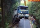 Oö: Sattelschlepper stürzte über steile Böschung