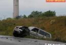Nö: Person im seitlich liegenden Unfallfahrzeug eingeklemmt