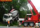 Oö: Asphaltgut-Transporter seitlich umgestürzt