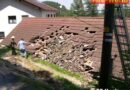 Nö: Lkw rutschte über Böschung auf Garagendach