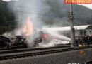 Stmk: Oberleitung riss nach Zugsunfall – Waggon in Flammen & Staubexplosionen