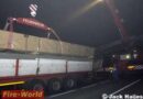 Oö: Kraneinsatz bei verrutschter Lkw-Ladung