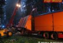 Oö: Bergung eines Lkw-Anhängers in Vöcklamarkt