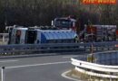 Nö: Sattelzug mit 20.000 Liter Acrylsulfonsäure umgestürzt