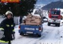 Oö: Pkw-Bergung auf schneeglatter Fahrbahn