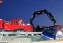Oö: Pkw zwischen Leitschiene und Bahngleis gelandet