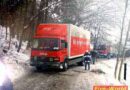 Stmk: LKW rutschte bei schneeglatter Fahrbahn übers Straßenbankett