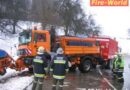 Oö: Bergung eines umgestürzten Winterdienstfahrzeuges in Wolfsegg