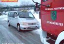 Oö: Taxi auf eisglatter Fahrbahn in Graben gerutscht