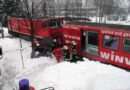 T:  Dach eingestürzt & PKW gegen Zillertalbahn