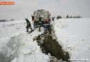 Oö: Winter lässt nicht locker – Bergung eines Schneepfluges in Hartkirchen
