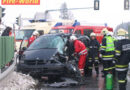 Oö: Frontalkollision Pkw-Lkw in Vöcklabruck,  Person eingeklemmt