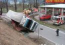 Nö: 24-Tonner-Holztransporter in Kurve in Gloggnitz umgestürzt
