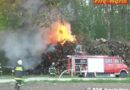 Nö: Holzstöße in Flammen