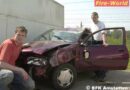 Nö: Zwei Feuerwehrmänner als Ersthelfer für nach Unfall im Gurt hängende Person