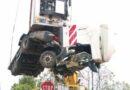 Nö: Pkw schleuderte gegen Lkw, Lkw gegen Hauswand – 2 Eingeklemmte in Göpfritz/W
