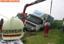 Oö: Lkw-Bergung nach Fahrfehler in Irndorf