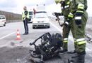 Nö: Kleinbus prallte gegen Leitschiene – Motorblock durch Luft geschleudert